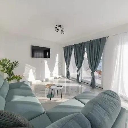 Roko House - Right Next To The Sea
