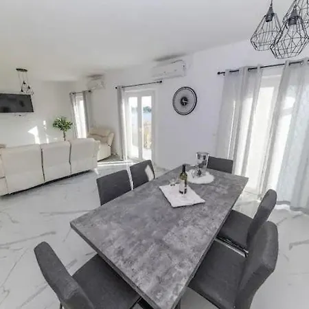 Roko House - Right Next To The Sea